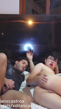 Kamera web Twink dikongkek tanpa kondom dan dipenuhi pantatnya dengan susu