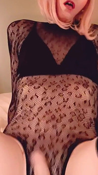 Puta mariquita dispara cuerdas de semen en su propia cara