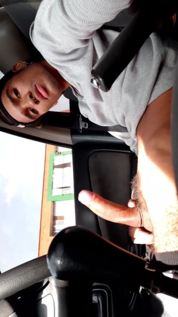 vergar4_daviid: 다른 사람들이 지나가는 동안 차에서 발정나서 자위해