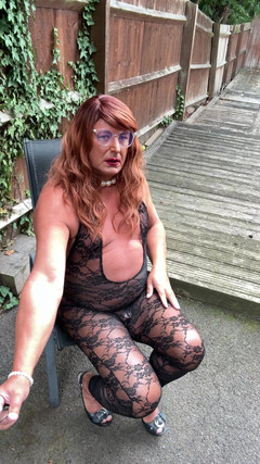 Kellycd2022: Kellycd2022, travesti sexy en combinaison en dentelle noire et talons