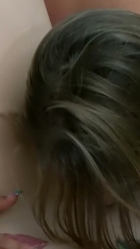 四个女孩的女同性恋狂欢 - 一个大玩具在白色的阁楼里被传递