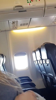 Avion ! Sucer une bite et se masturber