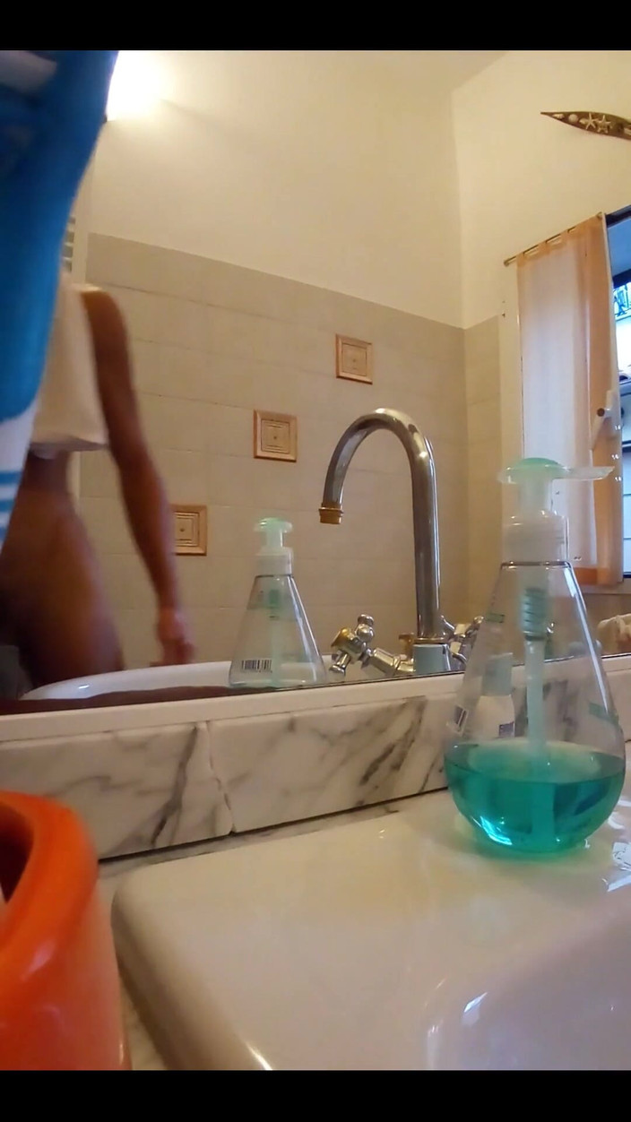 Boy jerking off: Op bezoek in de badkamer