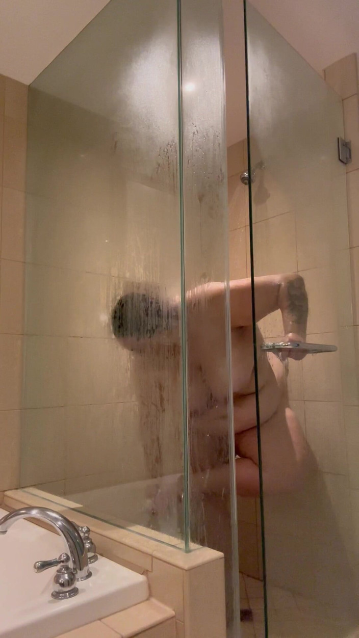 SofieeSoles: खूबसूरत विशालकाय महिला शॉवर में गीली हो जाती है