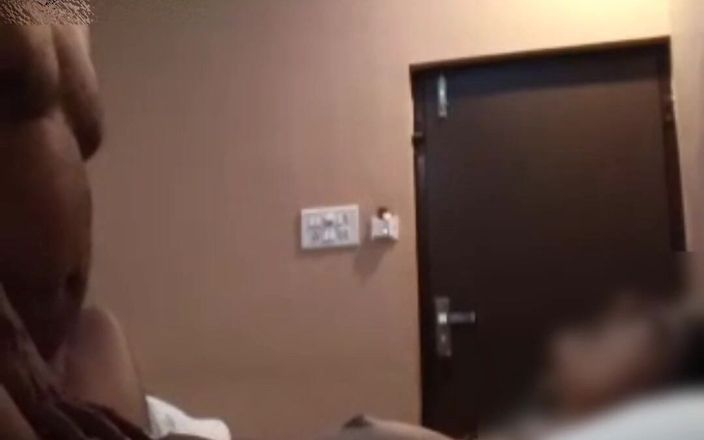 Real sex hub: भारतीय धोखेबाज छात्र अपने घर में टशन टीचर के साथ सेक्स करते हुए।