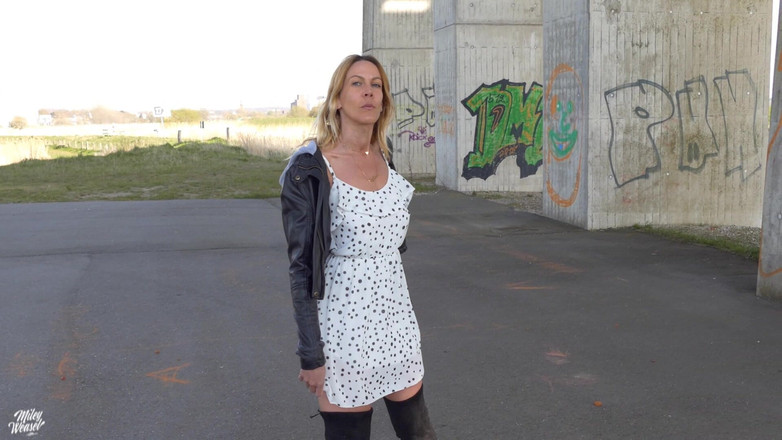 Miley Weasel: Sarışın herkesin içinde sikiliyor! Love Balls!