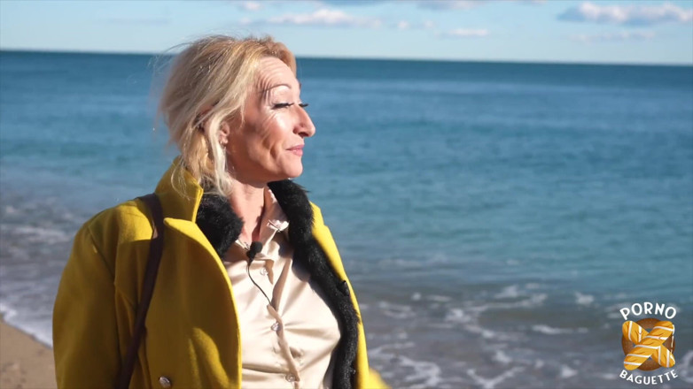 Porno Baguette: Betty, seksi orta yaşlı seksi kadın, yaraklarla oynamayı seviyor