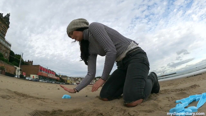 Faye Taylor: Dinosaur fossil making in the sand