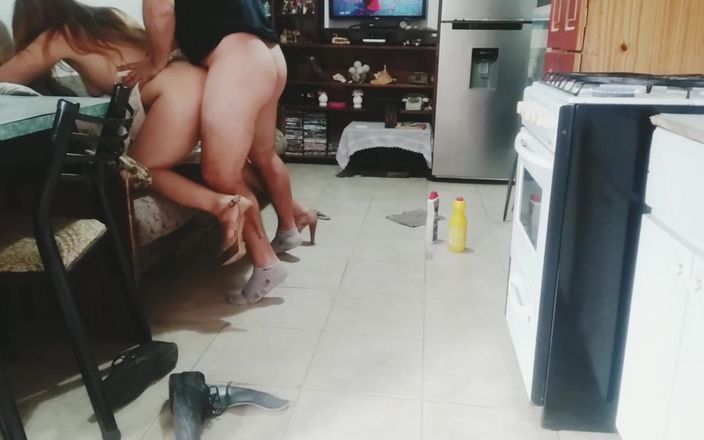 Activecouplearg: 상사와 섹스하고 정액으로 뒤덮인 섹시한 하녀
