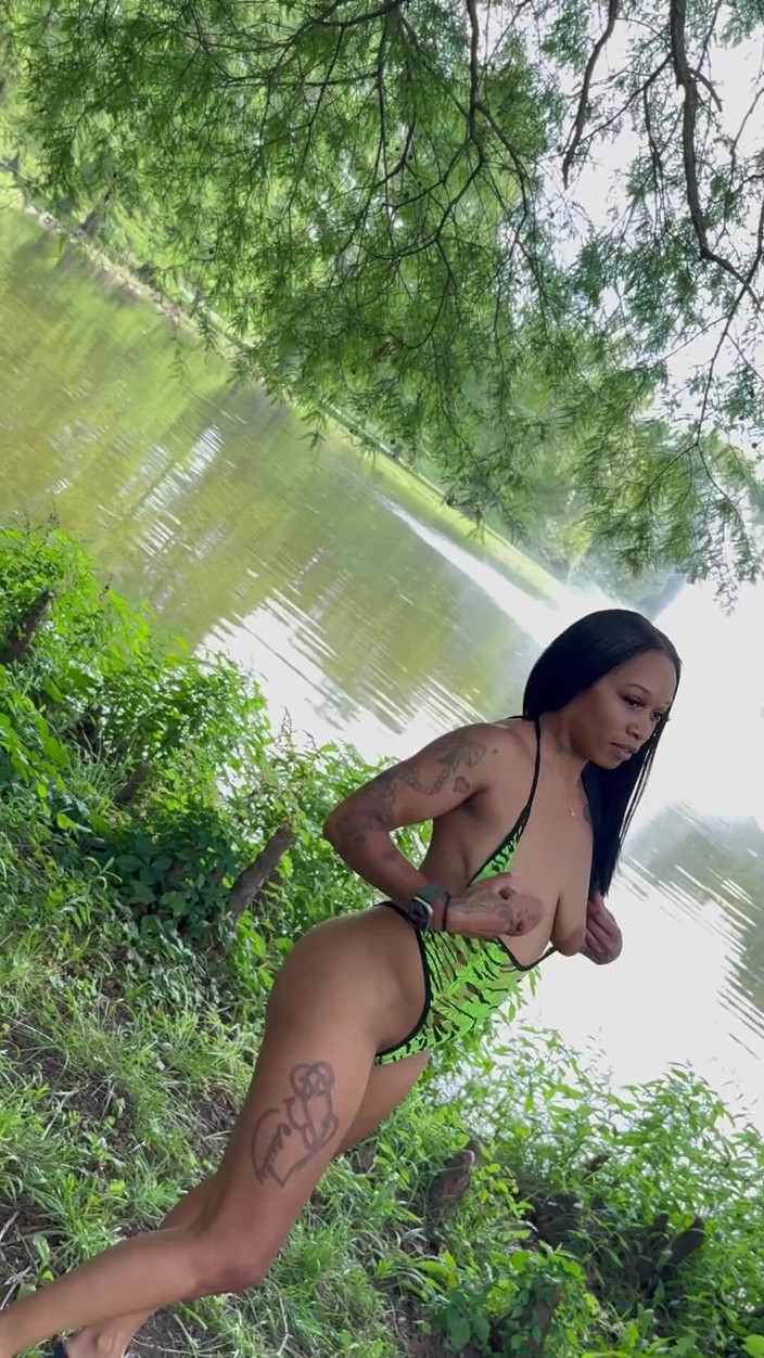 SexLoveRed: Prinde-mă goală în parc