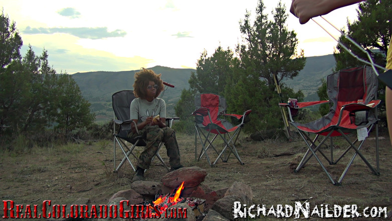 Richard Nailder Hardcore: 可爱的红发女郎在露营试镜视频中首次体验屁股到嘴巴和女同性恋体验