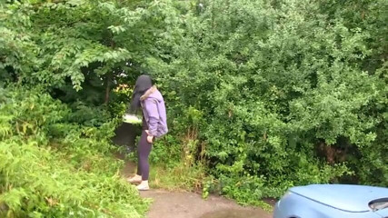 German amateur - 100% German hardcore videos: Грудасту брюнетку підхоплюють перед тим, як пописати на відкритому повітрі