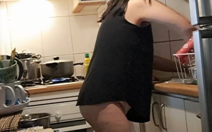 Mommy big hairy pussy: MILF en cocina trabajando