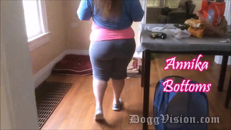 DoggVision: 큰 엉덩이 Annika Bottoms bareback 홈 비디오