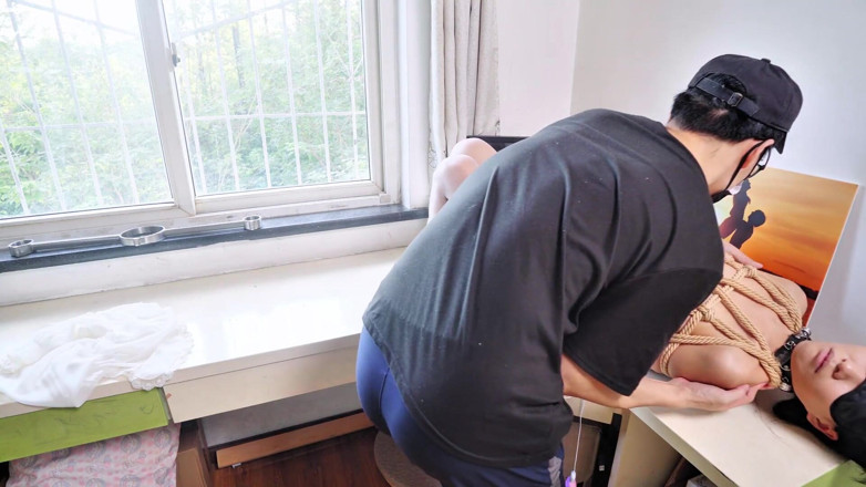 Bondage House: Treinamento de escravidão nas mamas e nádegas
