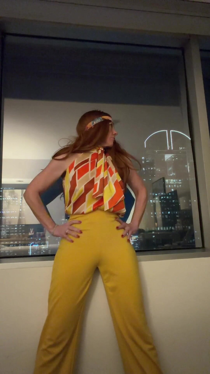 YourFavoriteMommy: Red Headed Groovy Girl