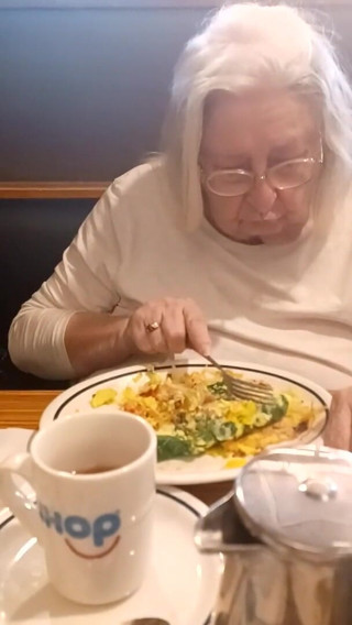BBW nurse Vicki adventures with friends: Stiefmutter und ich essen frühstück