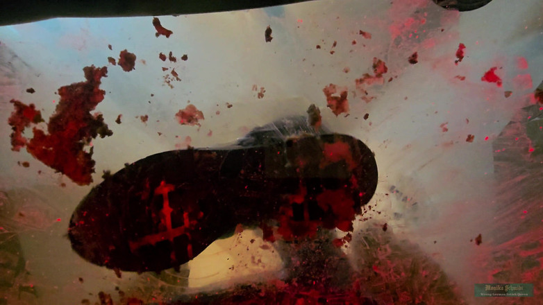 Strict Senz: Monika Schmidt Burger Drcení Obryně a Spitting Boot Uctívání