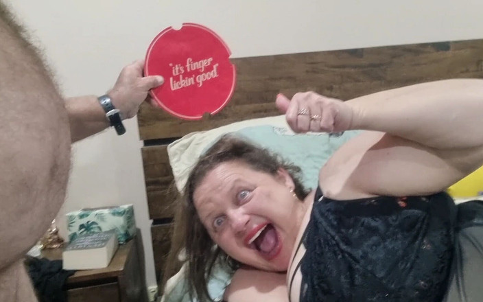 WeAreFukBunnies: Облизувати палець yum.