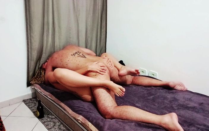 Gabi SweetCouplesStories: Anh tìm thấy chị kế của mình một mình ở nhà.