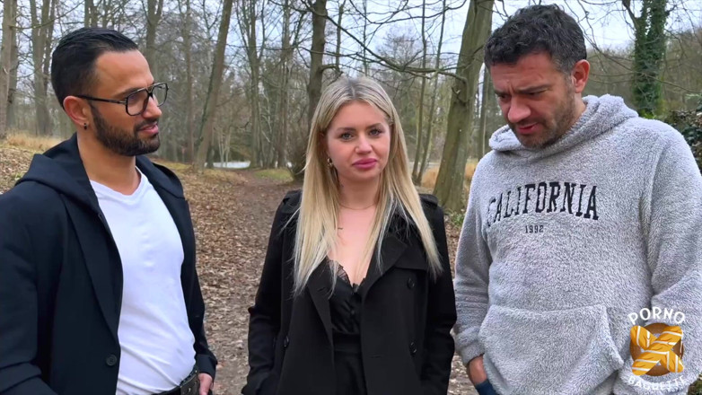 Porno Baguette: Georgia, blonde seksi, dikongkek dua zakar