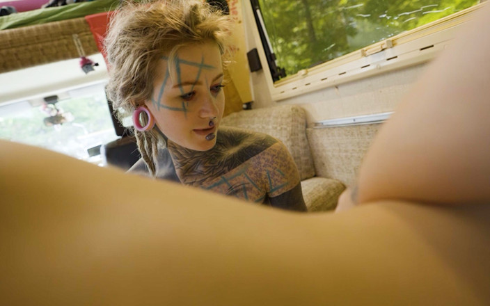 Z-Filmz: Gadis bertato di roadtrip lagi asik seks anal sama mainan...