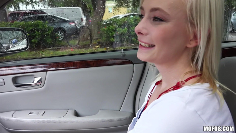 Stranded Teens: Gestrandete teenager - die zierliche maddy rose fühlt eine beule und...