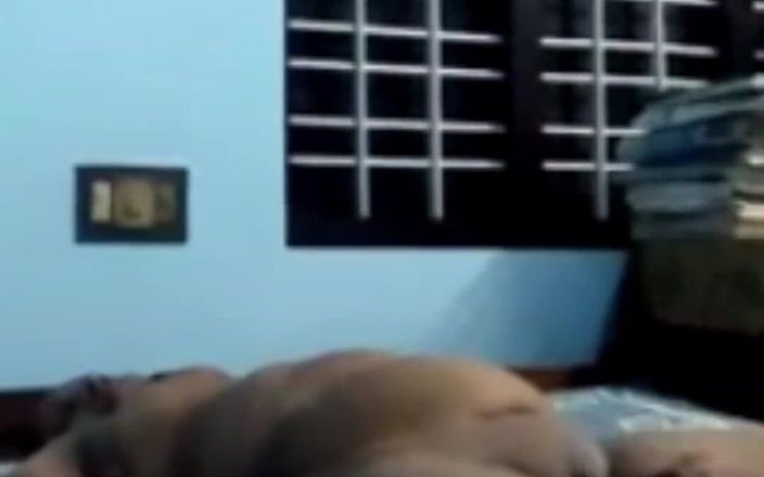 Indian Sex Life: Une bhabhi du village indien se caresse la chatte et...
