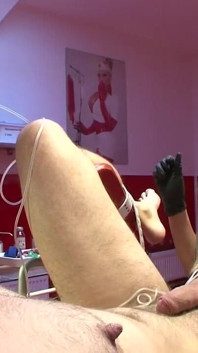 Umiliazione del pene piccolo che domina