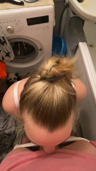 Bootyass Girl: Un rischioso pompino veloce in bagno quando la mia matrigna...