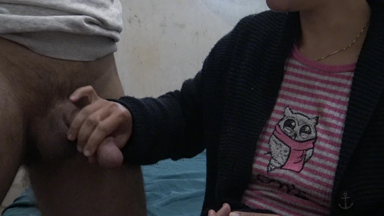 Stepmom Susan: Madrastra pervertida le da una paja a su hijastro virgen...