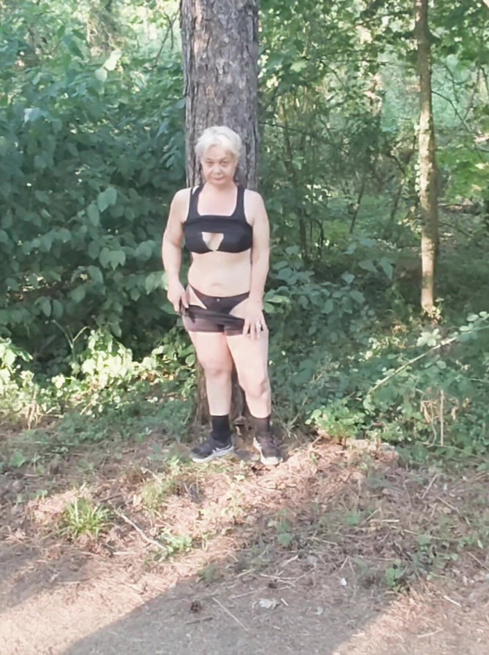 Sofy13: Aku lagi asik main sama pelacur jalang ini di hutan,...