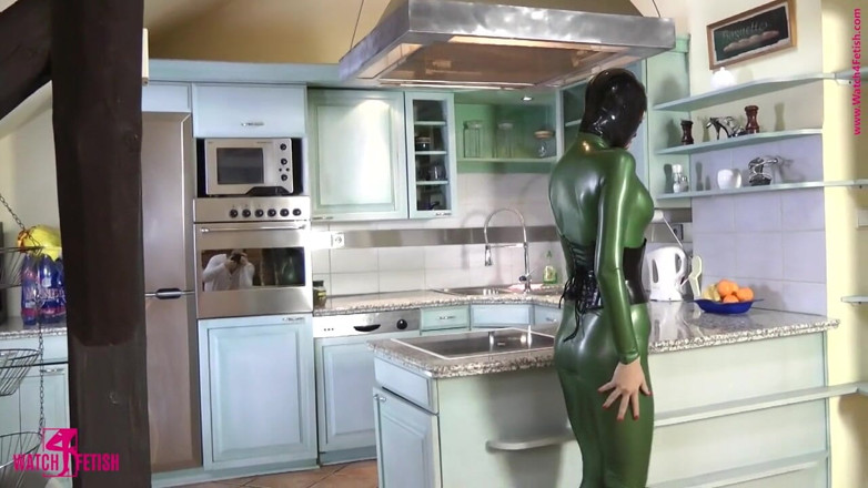 Fem Latex: Кухонная раздевается в латексе