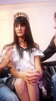 Sarah Twain abre su culo a múltiples penetraciones para tres pollas