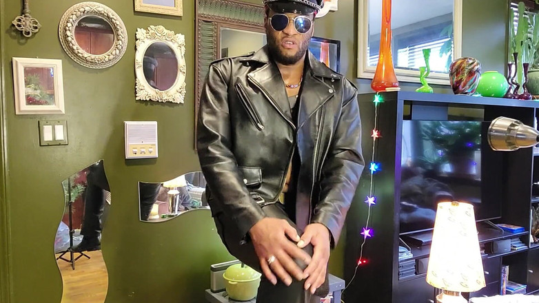 Kennie Jai: Kennie Jai se branle dans du cuir et jouit énorme pour...