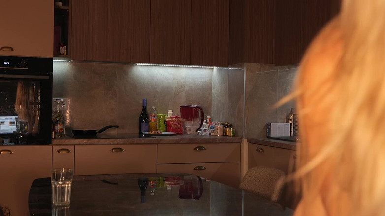 Stella Cardo: Pirang seksi masturbasi di atas meja dengan vibrator