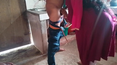 La casalinga indiana si diverte a prendere il pene di suo marito in bocca