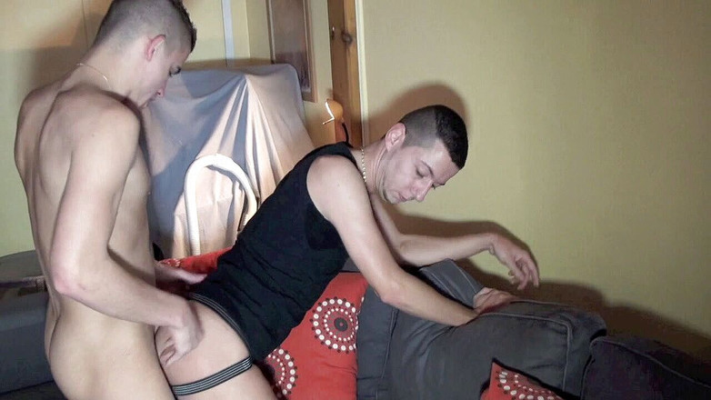 MALIK THE ARAB FUCKER XXL: Slet geneukt in jockstrap door Kamel, de vriendin van Malik