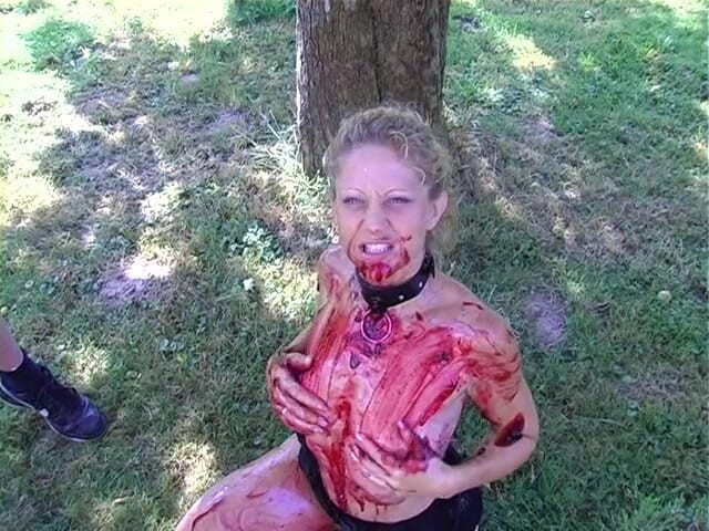 Horny Two really wet MILFs: Puta rubia se cubre de comida al aire libre