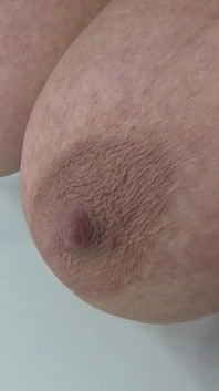 Masażer do moich dużych wiszących piersi. Eksperyment