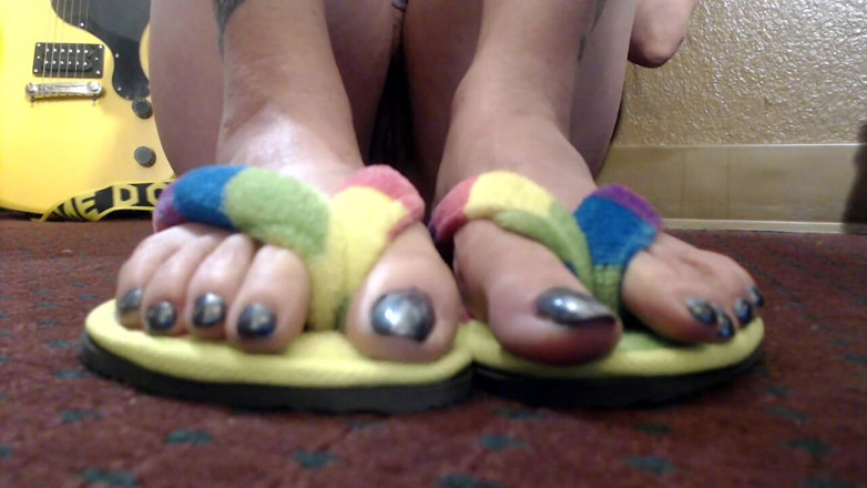 Abby Anna: Closeup toe wiggling flip flops nude