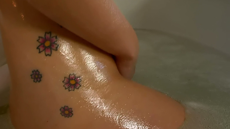 Self Love Top Solo Girls: Prsatá Asiatka ve vaně - naolejovaná velká prsa a hra s...