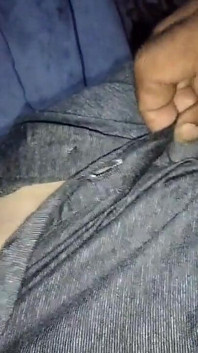 Tocar a mi esposa mientras descansaba en la cama