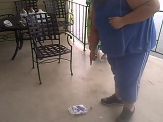 BBW nurse Vicki adventures with friends: 2个胖美女用裸脚粉碎一个，另一个