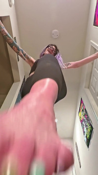 6'7 stiefmutter besitzt ihre erbärmliche Short Loser - Riesin pOV demütigung heben und tragen