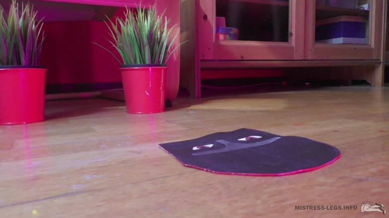Mistress Legs: Herrin trampelt ihren papier-ninja
