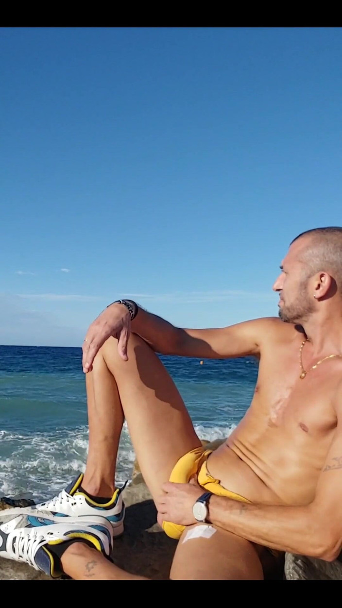 Boy jerking off: समुद्र तट पर