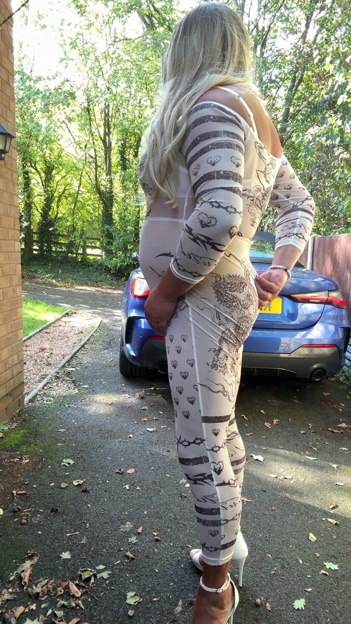 Kellycd2022: Sexy Crossdresser Kellycd2022 v sexy bílé kombinéze a podpatcích