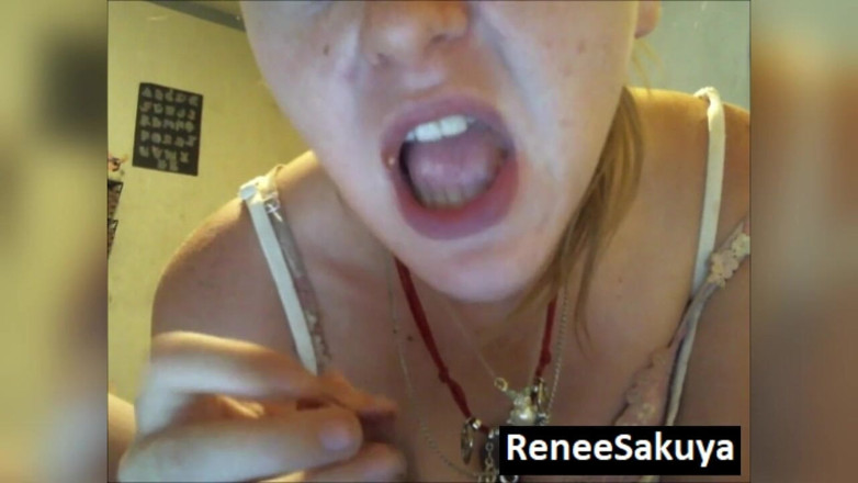 Renee Sakuya: Comiendo upclose