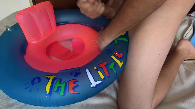 Inflatable Lovers: फुला देने योग्य स्विमिंग रिंग के साथ खेलना
